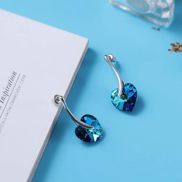 NWOT Heart Shaped Cyrstal Earrings - Picture 5 of 7